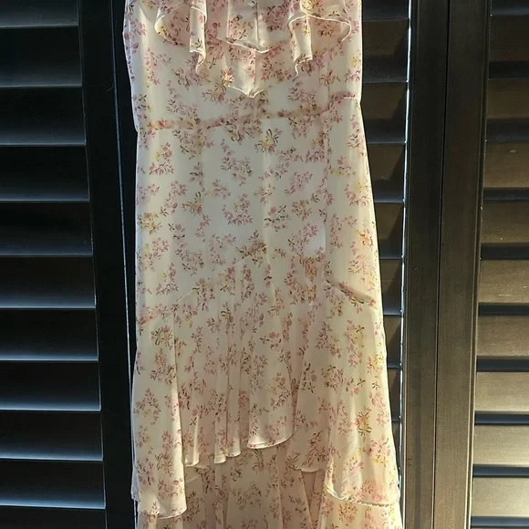 NWT. Floral WAYF Dress. Excellent condition. - Picture 9 of 11